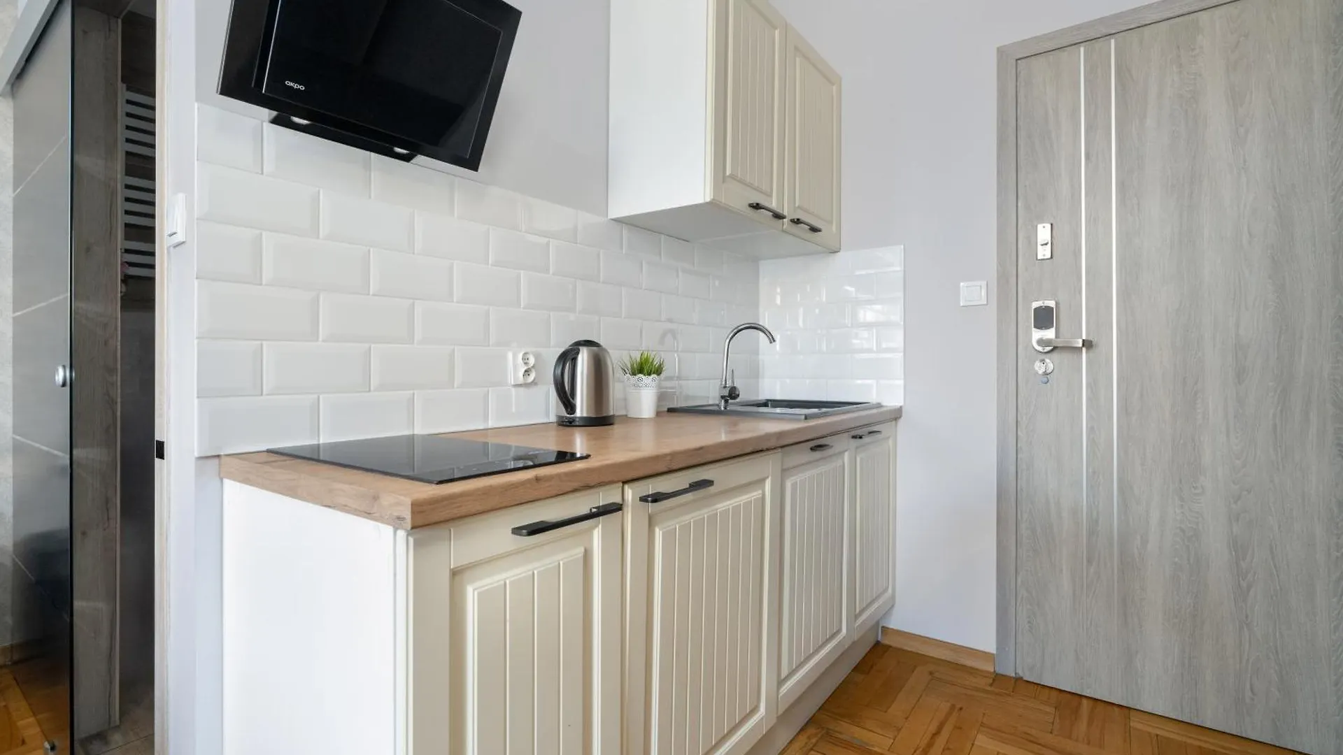 Przytulne Studia Very Berry W Poznaniu Blisko Parku By Noclegi Renters 0*, Poznan Poland